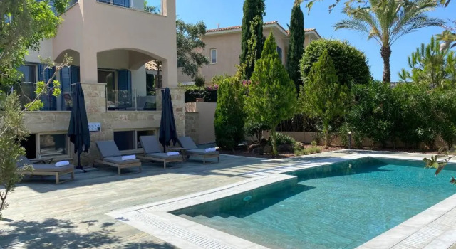 Вилла Phaedrus Living: Amorosa 13 Beachside Villa