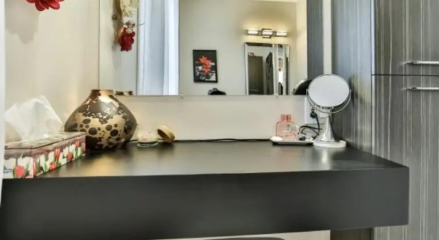 Stunning 2-bed House in Gatineau, Rezerwuj Hotel Hotele w Outaouais z parkingiem, Parking