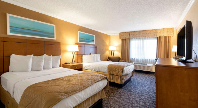 Четырёхместный номер Standard Clarion Hotel Detroit Metro Airport