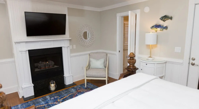 Люкс The Burrus House Inn Waterfront Suites