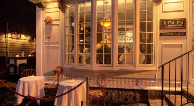 Bouchard Restaurant & Inn, Забронировать Отель Отели Ньюпорт с завтраком, рядом с Конюшня The Breakers Stable &amp; Carriage House, Завтраки
