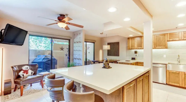 Community Pool Access: Chic Palm Springs Condo, Забронировать Апартаменты/квартира Апартаменты Палм-Спрингса, рядом с Agua Caliente Casino, Апартаменты/квартира