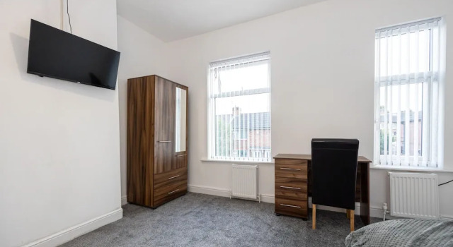 Charming 4-bed Guest House in Salford