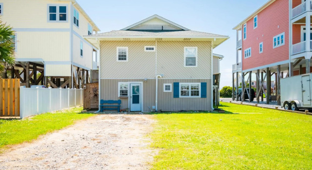 Coastal Breeze by Oak Island Accommodations, Забронировать Отель Остров Оук Северная Каролина