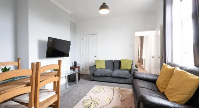 Spacious 4BR, Parking, Near Centre