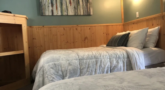 Четырёхместный коттедж с балконом Piccadilly Motel