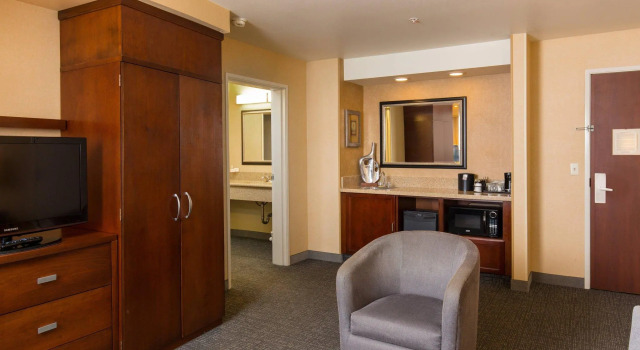 Двухместный люкс Courtyard by Marriott Ontario Rancho Cucamonga