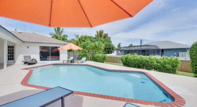 3 Mi to Dtwn Bradenton: Family Home w/ Pool!, Забронировать Отель Отели Брейдентон 3 звезды, 3*
