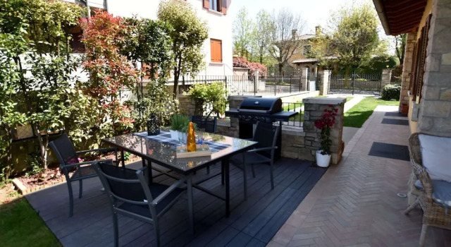 Вилла Luxurious Villa in Lombardy with Garden & Hot Tub