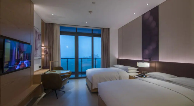 Двухместный клубный номер Standard с балконом и с видом на поле для гольфа Renaissance Haikou Hotel