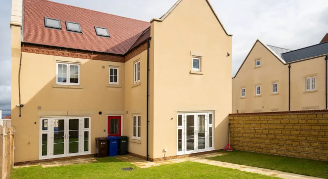6 Bedroom New Build Detached House in Bicester