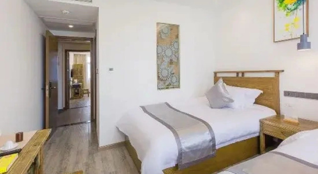 Люкс Deluxe FLoral Hotel · Red Forest Yuyao hotel (Yuyao Siming Lake Scenic Area）