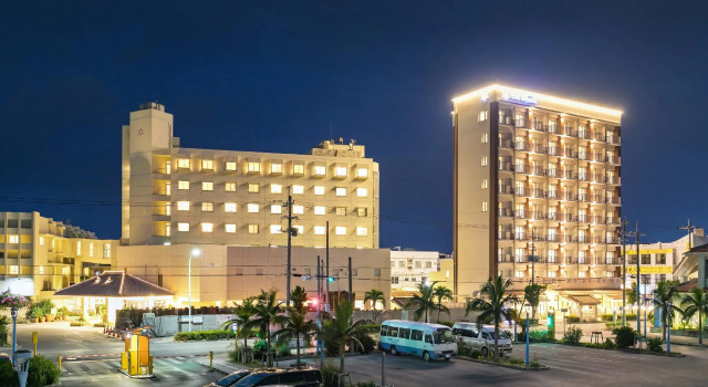 Hotel Miyahira, Забронировать Отель Отели Острова Исигаки с бассейном, рядом с Городской рынок в Ишигаки, Бассейн
