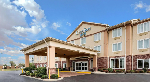 Кровать в общем номере Springplace Inn & Suites