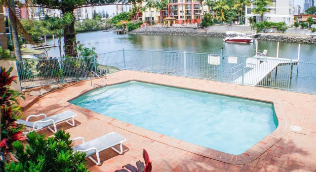 Кровать в общем номере с 2 комнатами Surfers Riverside Apartments