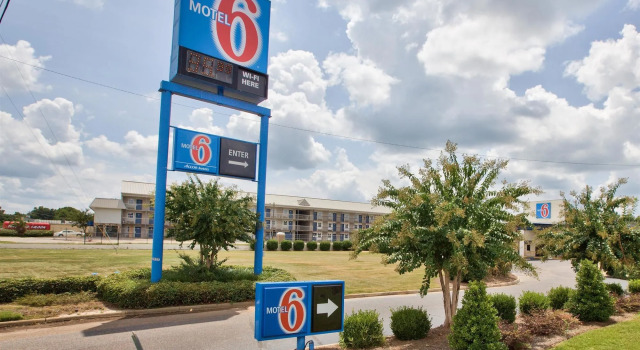Motel 6 Dothan, AL