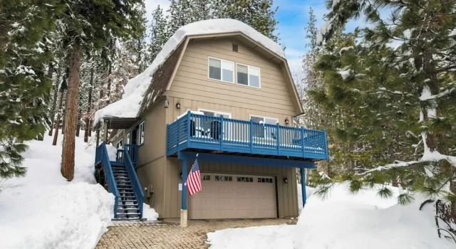 Alpine Bay by Avantstay 5mins To Diamond Peak Skiing w/ Expansive Deck, Забронировать Дом для отпуска Коттеджи Норт-Лейк-Тахо, Коттедж