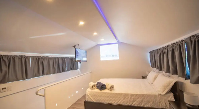 3BR Luxury Penthouse, 300m From Beach!