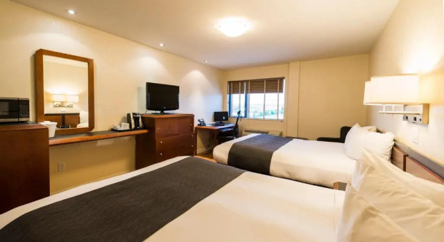 Четырёхместный номер Standard Hôtel & Suites Le Dauphin Québec