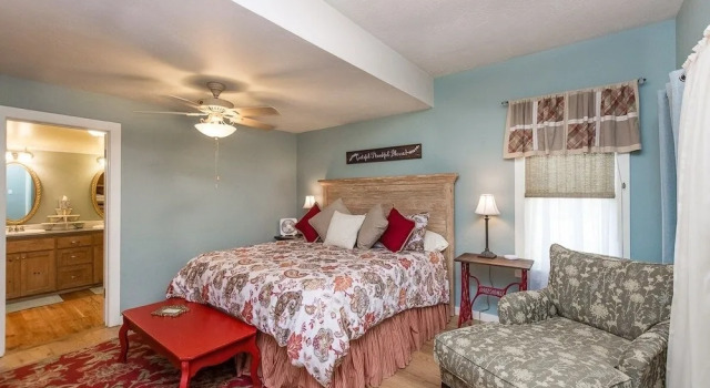 Beverly Haus Aka Dippel Haus 2 Bedroom Home by RedAwning, Забронировать Отель Фредериксберг Texas Wine Country, рядом с Театр Rockbox