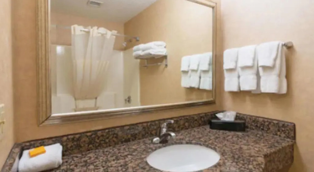 Четырёхместный номер Standard La Quinta Inn by Wyndham Buffalo Airport