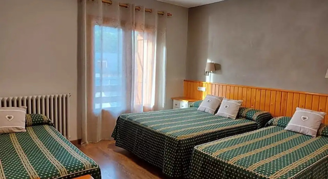 Четырёхместный номер Standard с балконом Hotel Casa Morlans