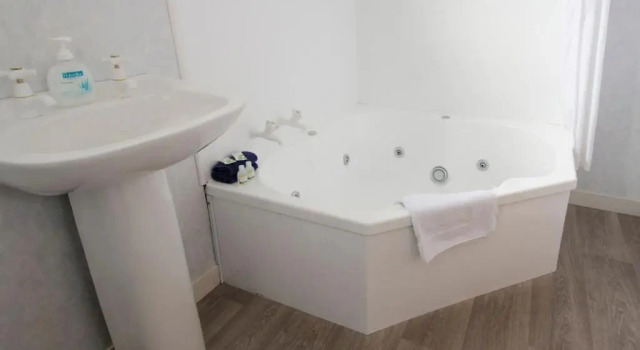 Четырёхместный люкс Oakleigh Motel