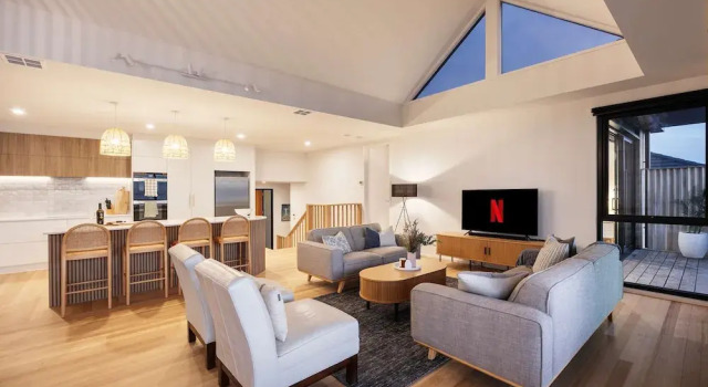 Azure Horizon Gas Heated Pool With Stunning View, Book Vacation Home Melbourne 