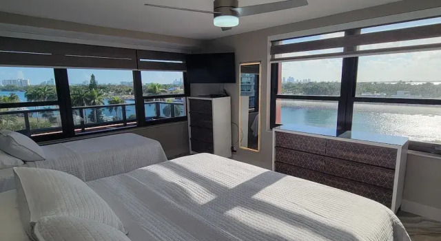 Кровать в общем номере с 6 комнатами Alexander 81921 6 Bedroom Apts