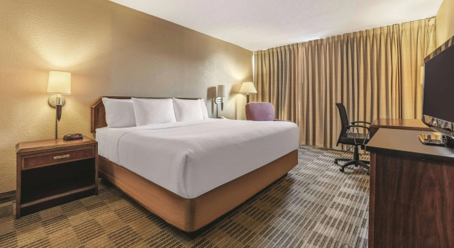 Номер Ramada Inn by Wyndham Fairfield NJ