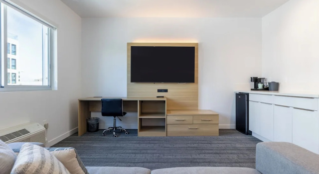 Четырёхместный номер Deluxe Hotel Mai Downtown Long Beach