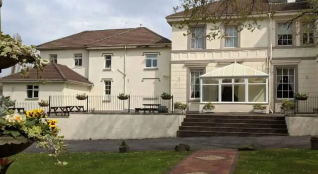 Room 4 Manor Park Country House in Swansea Sleeps 2, Book Lejlighed Swansea 