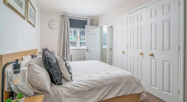 Cozy 3-bed flat near Vauxhall Gardens, Забронировать Отель Отели Англии 3 звезды, 3*