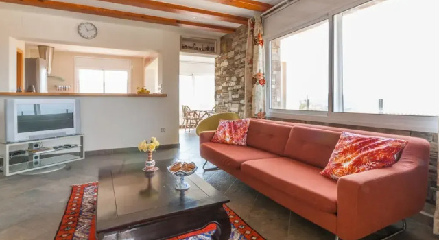 Fantastic Large Holiday Home With Pool for 8 People in Rosas