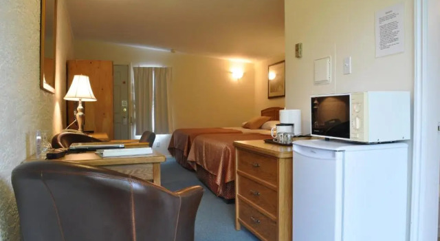 Четырёхместный номер Standard с видом на сад Summerland Motel