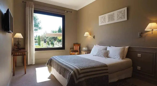 Le Clos des Cyprès, Rezerwuj Hotel Graveson Carros