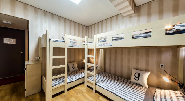 Кровать в общем номере (мужской номер) Funstay Inn Guesthouse