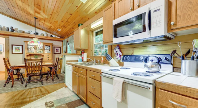 Коттедж с 2 комнатами Serene Maggie Valley Retreat w/ Deck & Hot Tub!