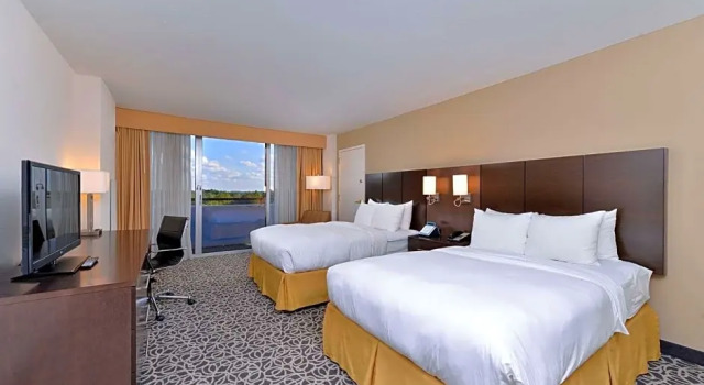 Четырёхместный номер Standard с балконом Radisson Hotel Atlanta Northwest