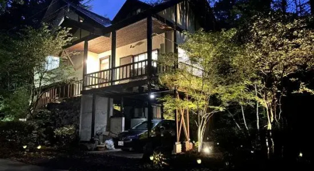 Rock Villa Karuizawa - Mountain View Forest Retreat Built on Rock, Prenota Villa Cottage a Gunma, Cottage