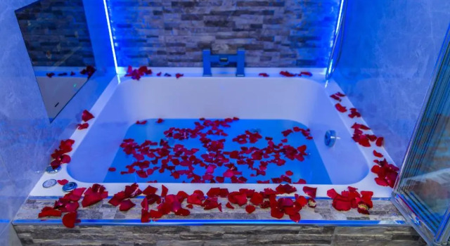 Апартаменты Deluxe Aphrodite Suites Huddersfield