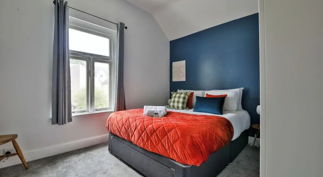 4 Bed House with Pool Table & Parking, Забронировать Дом для отпуска Виллы Кардиффа, рядом с The Gate Arts and Community Centre, Вилла