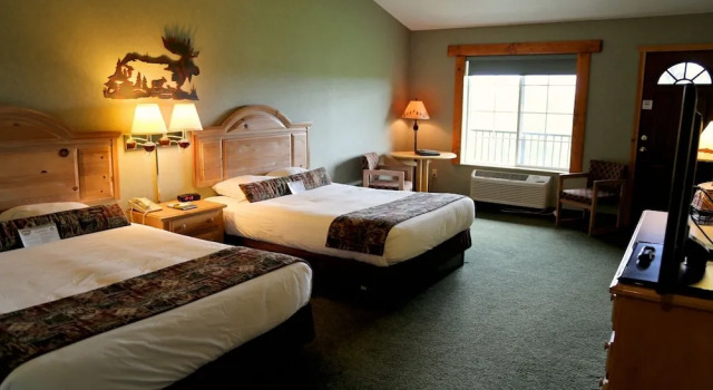 Четырёхместный номер Standard с балконом Crooked River Lodge