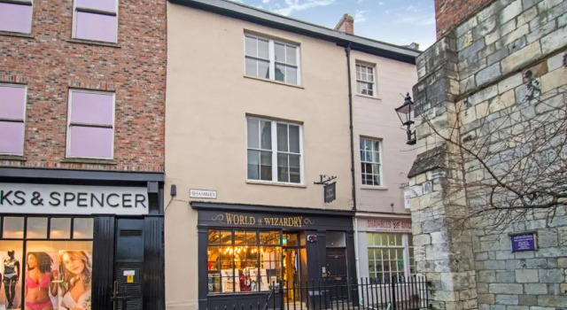 William Morris Suite at The Shambles - Yorks Historic street, Забронировать Отель Йорк Северный Йоркшир, рядом с Церковь Св. Олафа