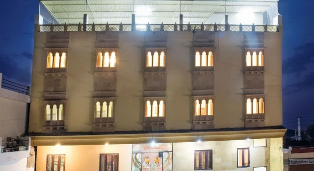 OYO 2393 Vanraj Palace, Забронировать Отель Отели штата Раджастхана с парковкой, Парковка