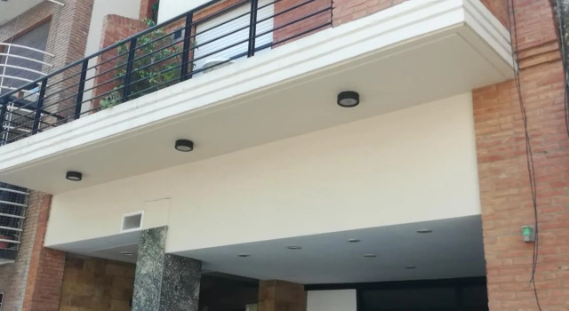 Apartamento monoambiente amplio 2 baños luminoso con balcón cercano a Hospital Italiano y Shopping Abasto Almagro