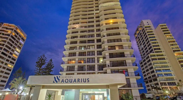 Кровать в общем номере с 2 комнатами Surfers Aquarius on the Beach