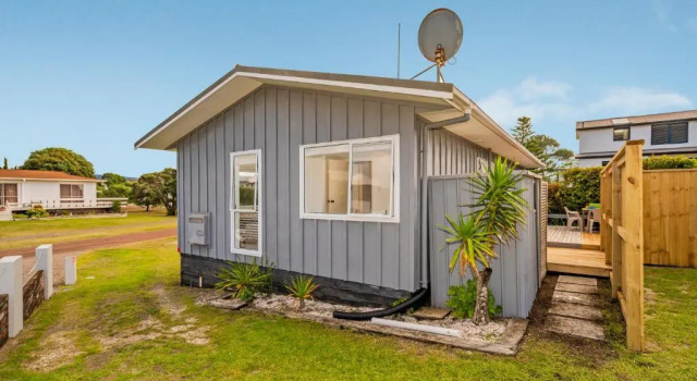 Retreat by the Beach - Pauanui Holiday Home, Забронировать Отель Отели Поани с парковкой, Парковка