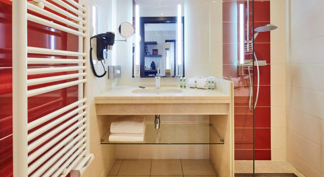 Четырёхместный номер Standard Kyriad Prestige Lyon Est - Saint Priest Eurexpo Hotel and Spa