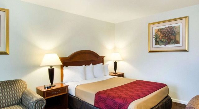 Econo Lodge Inn & Suites, Book Hotel Northborough Massachusetts